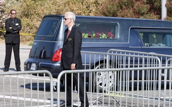 De lijkwagen met daarin het lichaam van de popzanger Michael Jackson verliet dinsdag de begraafplaats Forest Lawn in Los Angeles. Daar vond dinsdag voorafgaand aan de grote publieke herdenkingsceremonie in het Staples Center een besloten herdenkingsbijeen