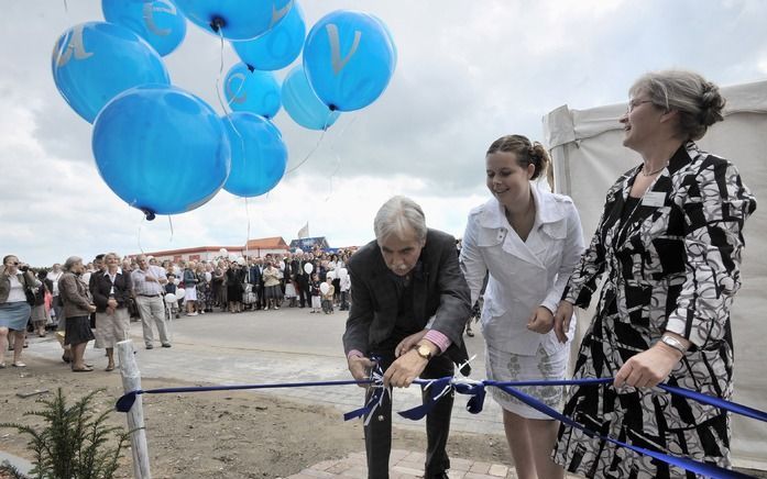 KAPELLE – Burgemeester S. Kramer opende woensdag met het doorknippen van een lint en het oplaten van ballonnen het nieuwe gebouw van de beschermende woonvorm Toevlucht in Kapelle. Het oude pand voldeed niet meer aan de eisen. In de woonvorm van de christe