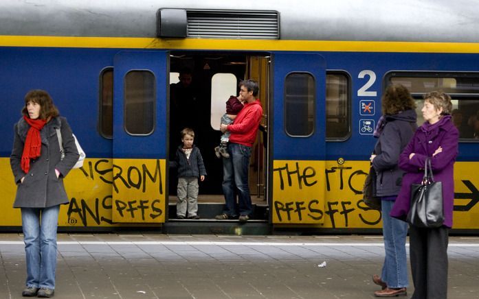 UTRECHT – Treinonderhoudsbedrijf NedTrain gaat binnenkort een speciale folie op de laklaag van treinen aanbrengen, waardoor graffiti er sneller van afgehaald kan worden. Foto ANP