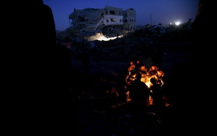 Palestijnse jongens bij verwoeste huizen in de Gazastrook. Foto EPA