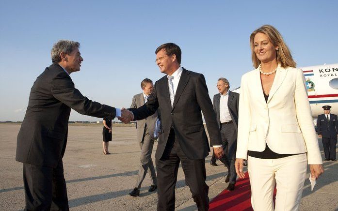 Premier Balkenende begroet maandagavond bij aankomst op Andrews Airforce Base in Washington een goede bekende van hem, dhr Nesvadba (L), die medewerker is op de ambassade. Recht ms. Laura Wills, Chief of Protocol van het State Department. Foto ANP