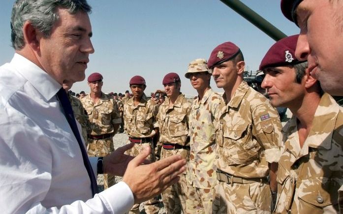 LONDEN – Afghanistan gaat de Britse troepenmacht in de zuidelijke provincie Helmand ondersteunen met meer veiligheidstroepen. President Hamid Karzai heeft beloofd meteen meer agenten en militairen naar het gebied te sturen, maakte de Britse premier Gordon