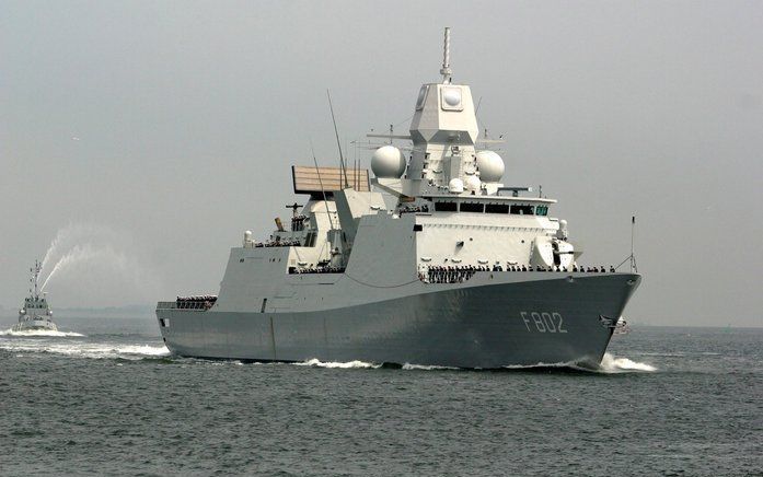 De bemanning van het marineschip Hr.Ms. De Zeven Provinciën heeft vrijdag bij terugkeer in Den Helder een medaille voor vredesoperaties gekregen. Foto ANP