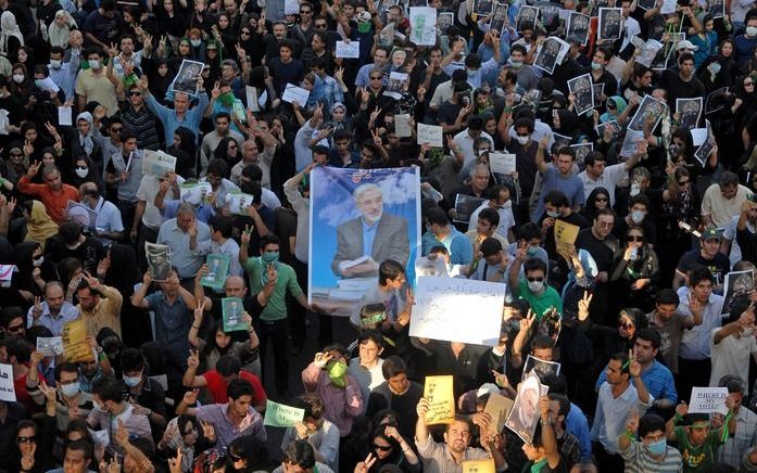 TEHERAN – Ongeveer twintig demonstranten die betrokken waren bij de protesten in Iran moeten vanaf zaterdag voor de rechter verschijnen. Foto EPA