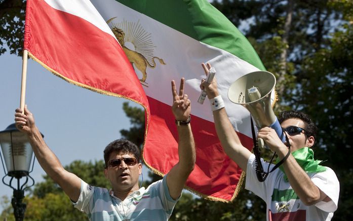 DEN HAAG – Op een grasveldje vlak bij de Iraanse ambassade aan de Duinweg in Den Haag demonstreerden woensdag ongeveer zestig Iraniërs tegen de beëdiging van de ultraconservatieve Iraanse president Mahmud Ahmadinejad. De actievoerders willen dat er een ei