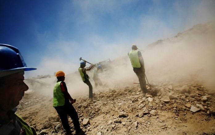 GAZA - Archiefbeeld van opruimingswerkzaamheden in de Gazastrook. Inter-Palestijnse gevechten in het gebied kostten vrijdag zestien mensen het leven. Foto EPA