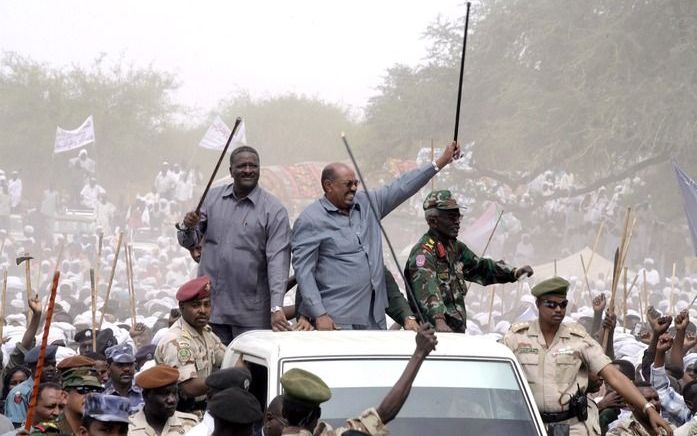 De Sudanese president Omar Hassan al-Bashir tijdens een bezoek aan de stad Sabdo, zuid-Darfur, maart 2009. Foto EPA