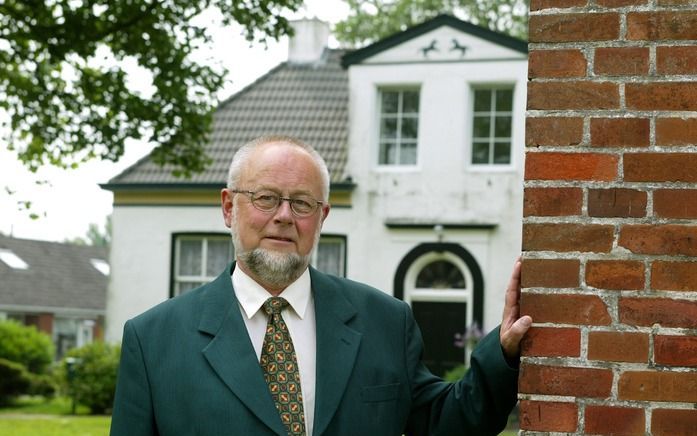 H. Veldman voor de hervormde pastorie te Ulrum. Foto RD, Anton Dommerholt