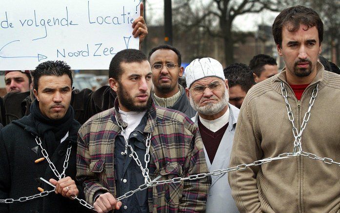 EDE - Tientallen moslims liepen in maart 2004 geketend naar het gemeentehuis van Ede voor een gebedsdienst. De moslims protesteerden tegen de christelijke fracties in de gemeenteraad van Ede omdat zij jarenlang moesten wachten op toestemming om een moskee