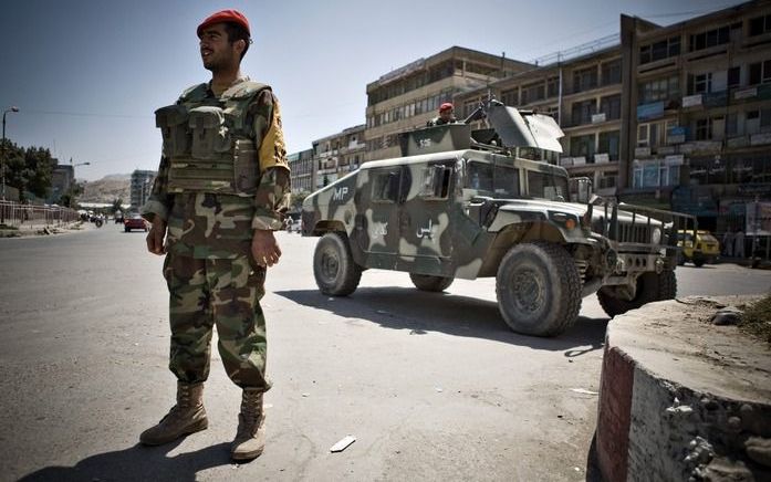 KABUL – Negen van de tien soldaten in het Afghaanse leger kunnen niet lezen. Dat betekent dat soldaten niet goed kunnen kaartlezen en de gedragsregels van het leger slecht kennen. Foto EPA