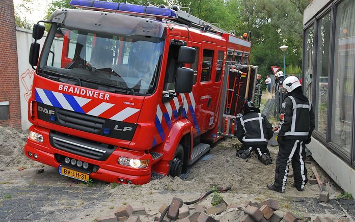 VLAARDINGEN – In Vlaardingen is maandag aan het eind van de middag een brandweerwagen tot aan zijn assen in het zand gezakt. Dit gebeurde op het terrein van het voormalige Holy­ziekenhuis. Uiteindelijk wist men de loodzware tankautospuit weer vrij snel op