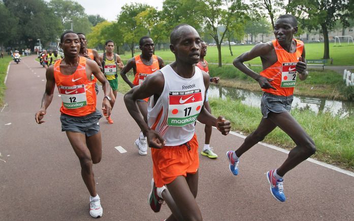 Een 39-jarige deelnemer aan de Dam tot Damloop is zondag­middag overleden aan een hart­stilstand.