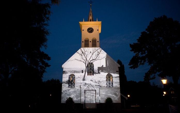 AMSTERDAM – Bij de lancering van de klimaatcampagne ”Countdown to Co2penhagen”, door de christelijke organisaties ICCO en Kerk in Actie, werden gisteravond op de muren van de Schellingwouderkerk in Amsterdam-Noord beelden geprojecteerd van de gevolgen van