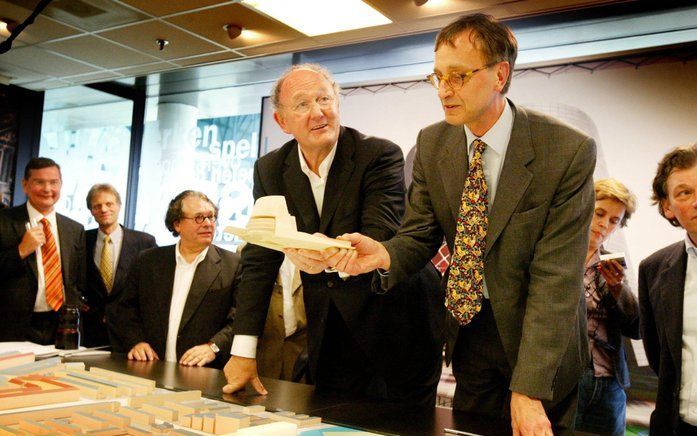 Wethouder Duco Stadig (r.) verwachtte al duurdere Noord–Zuidlijn. Foto ANP