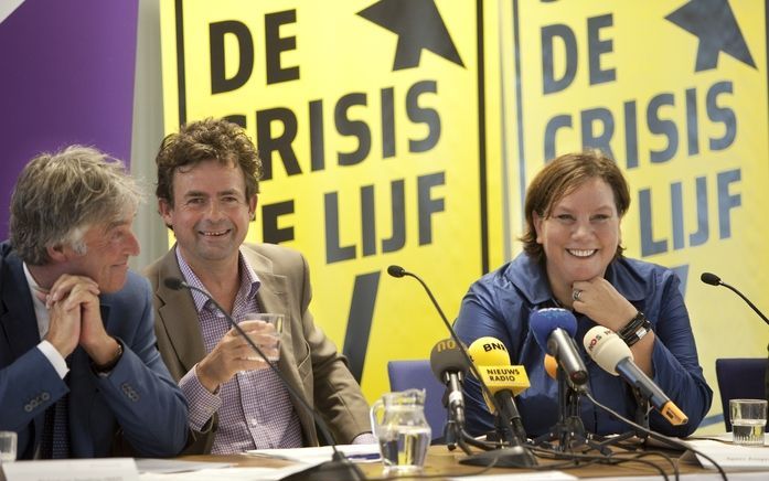 MHP-voorzitter Steenborg (L), CNV-voorman Van Boggelen (M) en FNV-voorzitter Jongerius dinsdag tijdens de gezamenlijke persconferentie van de drie vakcentrales in Amsterdam. De vakbeweging wil dat mensen vanaf 2015 zelf kunnen kiezen of hun AOW met 65 jaa