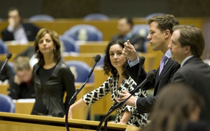 De fractieleiders van de oppositie achter de interruptiemicrofoon, v.l.n.r. Kant (SP), Halsema (GroenLinks), Rutte (VVD) en Pechtold (D66). Foto ANP