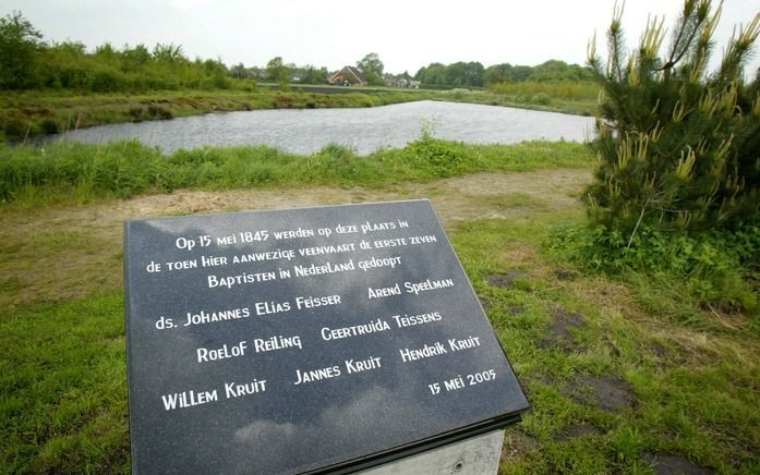 GASSELTERNIJVEEN – Gedenkzuil voor 160 jaar Baptisme in Nederland, in Gasselternijveen. In Apeldoorn had gisteren een symposium plaats in het kader van 500 jaar Calvijn en 400 jaar Baptisme. - Foto RD, Anton Dommerholt