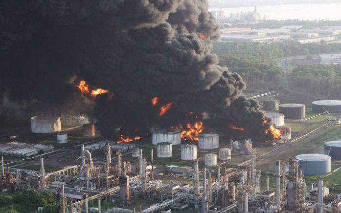 Brand na een explosie op het terrein van een raffinaderij op Puerto Rico. Foto EPA