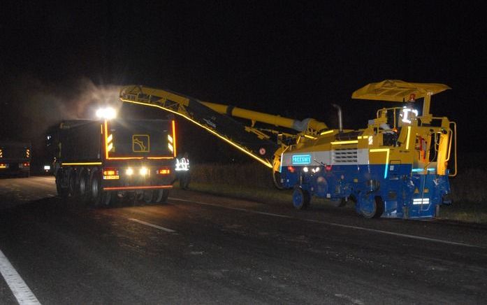 VLISSINGEN – De A58 ter hoogte van de Vlaketunnel in Zeeland ging dinsdagmorgen weer open. Een vrachtwagen had maandagavond een partij bieten verloren. Zo’n 600 meter rijbaan moest opnieuw worden geasfalteerd. Foto Manfred Berrevoets