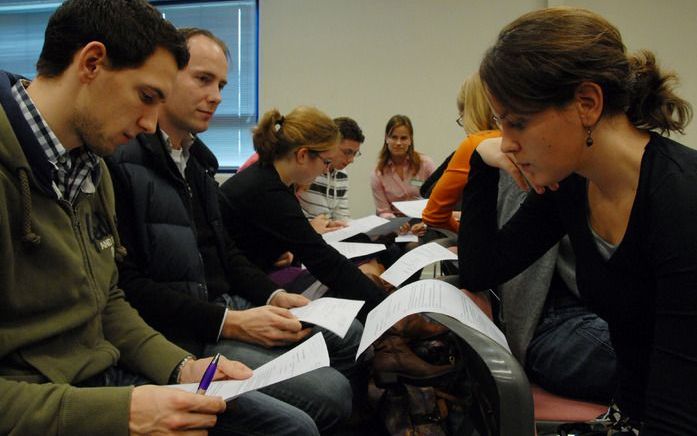 Jongeren in discussie tijdens het jeugd­appel van het LCJ, het Landelijk Contact Jeugdwerk binnen de Christelijke Gereformeerde Kerken, zaterdag in Schiphol-Rijk. Foto's Ronald Bakker