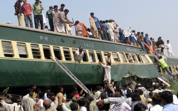 KARACHI – Bij de Pakistaanse havenstad Karachi is dinsdag een passagierstrein ingereden op een goederentrein. Zeker veertien mensen zijn daardoor om het leven gekomen, ongeveer veertig mensen raakten gewond. Foto EPA