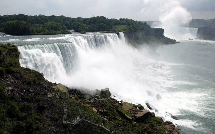 Overzicht van de Niagarawatervallen. Voor de Amerikaanse, achter de Canadese. Rechtsonder is de Maid of the Mist te zien. Foto ANP