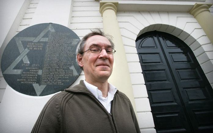 Als „een buitenkans” ervoer dr. Gert van Klinken –hier voor de voormalige synagoge in Kampen– het verzoek van het ICI om de historie van het contactorgaan te gaan onderzoeken. „Ik heb alle vrijheid gekregen om mijn werk te doen.” Foto RD, Henk Visscher