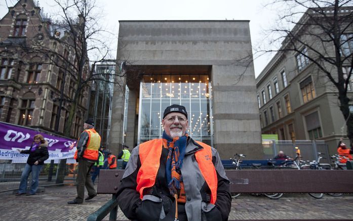 DEN HAAG – Naar schatting tweehonderdvijftig mensen demonstreren donderdagmorgen voor het gebouw van de Tweede Kamer in Den Haag tegen de verhoging van de AOW–leeftijd. De Kamer debatteert donderdag over de maatregel. Foto ANP