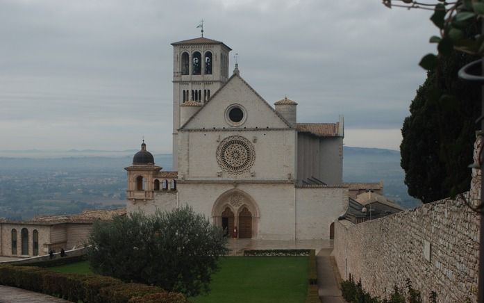 Franciscus ligt begraven in de San Francescokerk in Assisi. Bij een grote aardbeving in 1997 stortte het plafond van de kerk –die op de Werelderfgoedlijst staat– gedeeltelijk in. Ongeveer 180 vierkante meter fresco lag in 300.000 stukjes op de grond. Foto