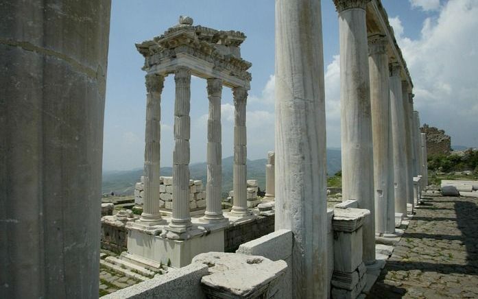 Griekse zuilen op de Akropolis in Athene. Jongeren leven tegenwoordig in allerlei netwerken die losstaan van de zuil. Foto RD, Anton Dommerholt