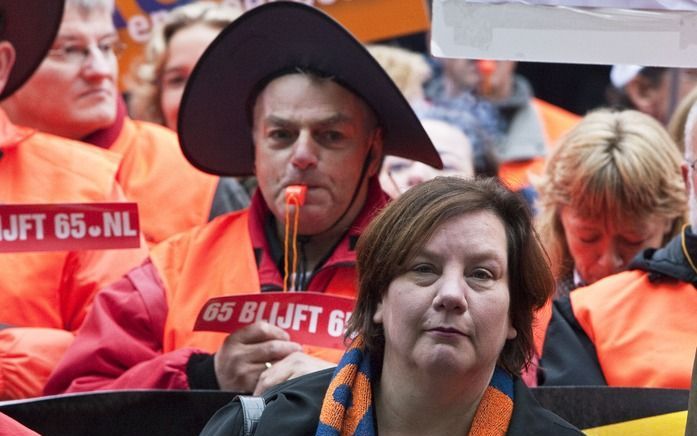 DEN HAAG – FNV-voorzitter Jongerius vorige maand tijdens een demonstratie tegen de verhoging van de AOW-leeftijd. Volgens hoogleraar arbeidsverhoudingen Paul de Beer hebben zowel het kabinet als de sociale partners zich het achterliggende jaar te veel ger