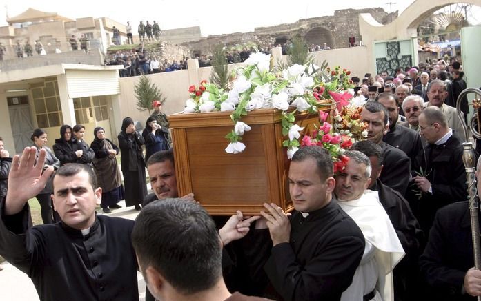 Iraakse christenen begraven een geestelijke nadat deze was doodgeschoten. - Foto EPA