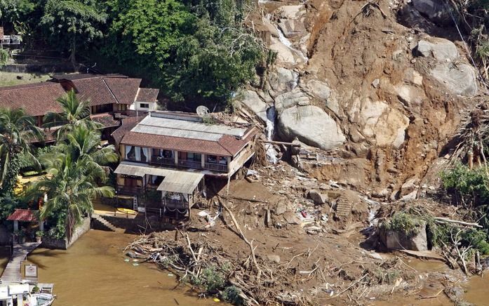 Bij modderstromen als gevolg van zware regenval zijn donderdag en vrijdag in de Braziliaanse deelstaat Rio de Janeiro zeker 33 mensen om het leven gekomen. Foto EPA