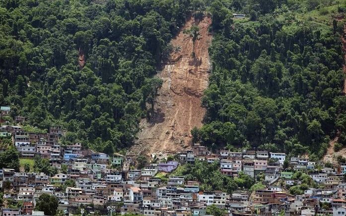 RIO DE JANEIRO – Als gevolg van buitensporige regenval zijn in het zuiden van Brazilië sinds woensdag al zeker zeventig doden gevallen. De regen heeft modderstromen en overstromingen veroorzaakt vooral in de deelstaat Rio de Janeiro. Foto EPA