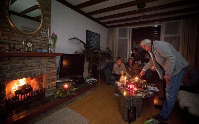 WASSENAAR - In Wassenaar wachten buurtbewoners zaterdagavond gezamelijk bij het open haardvuur tot er weer stroom is. Foto ANP