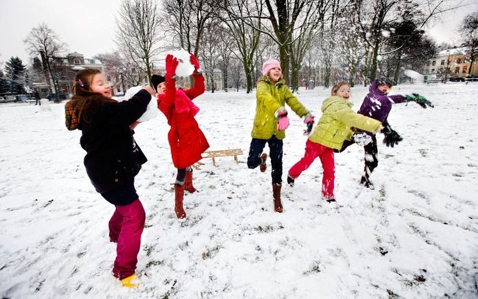 UTRECHT - Sneeuwballengevecht in het Utrechtse stadspark Lepelenburg. Foto ANP