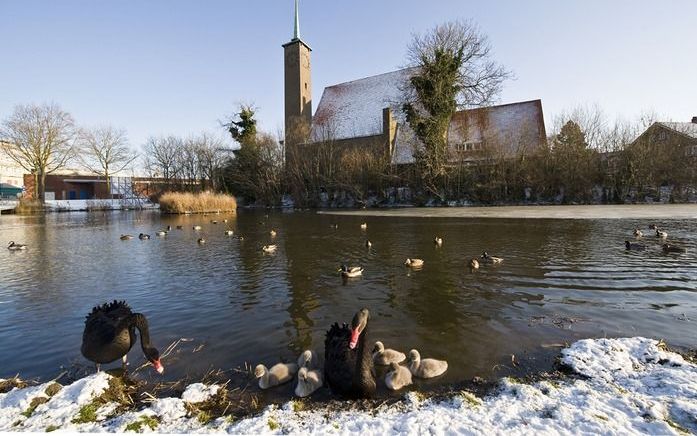 GOES – De eventuele komst van appartementen in de voormalige gereformeerde Westerkerk in Goes ging de 93-jarige H. W. Thielen-Smit zo aan het hart dat ze de nalatenschap van haar overleden man aanwendde om de kerk te kopen. „Dat er zo’n groot bord ”Te koo