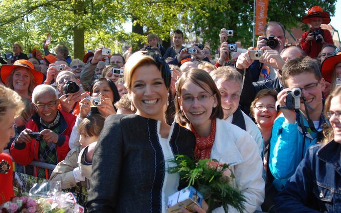 Nadine Verheuvel (15) uit ’s-Gravenpolder met Máxima. - Foto ANP