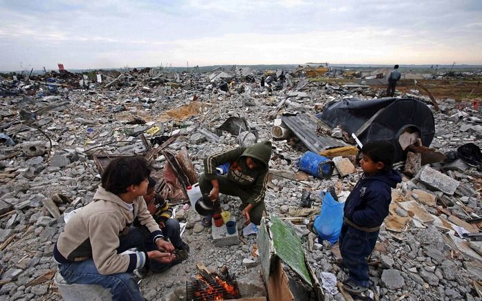 Palestijnen op de resten van hun huis. Foto EPA