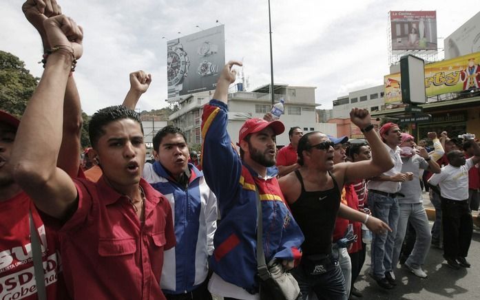 Betogers in Venezuela zijn maandag uit elkaar geslagen door de politie. Een student kwam om het leven. Foto EPA.