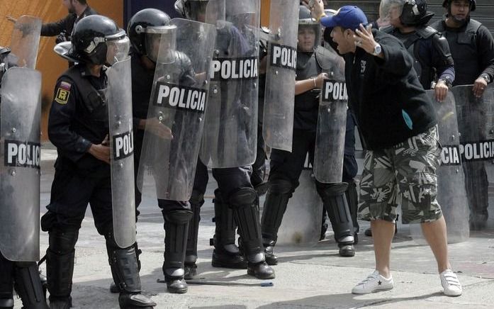 CARACAS – Jongeren zijn dinsdag in Venezuela de straat opgegaan om te protesteren tegen president Hugo Chàvez. De jongeren gooien met stenen naar de politie. Foto EPA