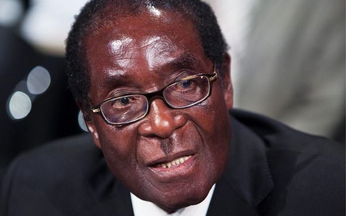 HARARE – De Zimbabwaanse president Robert Mugabe betaalt zijn bodyguards een buitensporig hoge toelage van vijfduizend dollar (3.653 euro) per persoon per dag bij bezoek aan het buitenland. Dat meldde de de website van de Britse krant The Times. Foto ANP