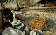 PORT AU PRINCE – Dagelijks een bord rijst met groente. Voor de meeste Haïtianen is dat sinds de stijging van de voedselprijzen geen vanzelfsprekendheid meer. Foto EPA