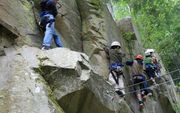 Avonturenpark Acrosphère is eigenlijk één grote speeltuin, waarbij levende bomen, onderling verbonden door trappen, touwen, netten en kabels, het speelmateriaal vormen. Foto's RD