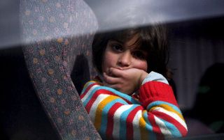 Een Palestijns meisje, in het bezit van een dubbel paspoort, verlaat per bus de Gazastrook. Israël heeft inwoners van de Gazastrook met een buitenlands paspoort de mogelijkheid gegeven om uit het gebied te vertrekken. Foto EPA