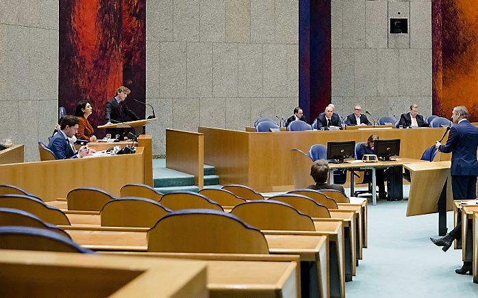 De Kamerleden Buma, Van der Staaij en Marcouch bij de interruptiemicrofoon, klaar om in debat te gaan met VVD-Kamerlid Taverne over het initiatiefwetsvoorstel van ex-PVV-Kamerlid Van Klaveren. beeld ANP, Bart Maat