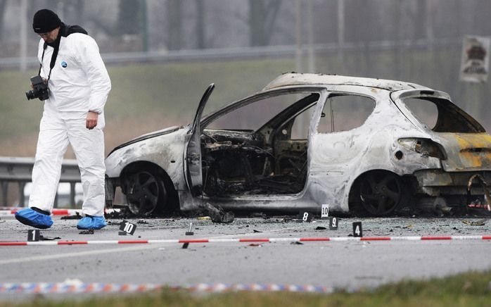 DELFT - De politie sluit niet uit dat er in een auto die gisteren op de A13 bij Delft vlam vatte, een explosief verborgen zat. Foto: ANP