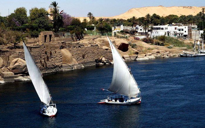 Toeristen zeilen op de Nijl bij Aswan. Een groep van negentien mensen onder wie Europese toeristen zijn ontvoerd in Egypte. Foto EPA