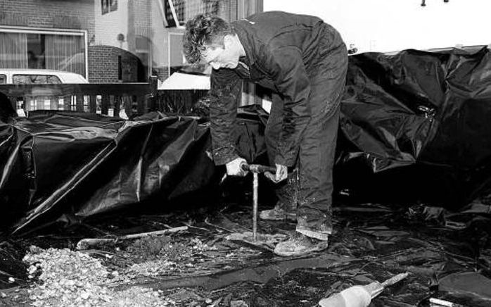 Metingen aan de vervuilde grond onder de woning van echtpaar Pasterkamp. Foto Jan Pasterkamp