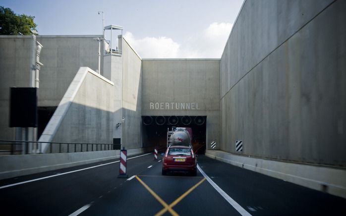 Alleen al de vervoerssector lijdt zeker 22 miljoen euro schade als gevolg van de veelvuldige afsluitingen van de tunnels van de A73 in Roermond. Foto ANP